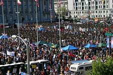 Crowd_at_Civic_Center2.jpg